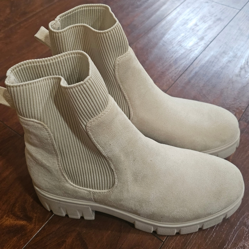 Cushionaire Cream Lug Ankle Boots, Size 10W - Picture 3 of 5
